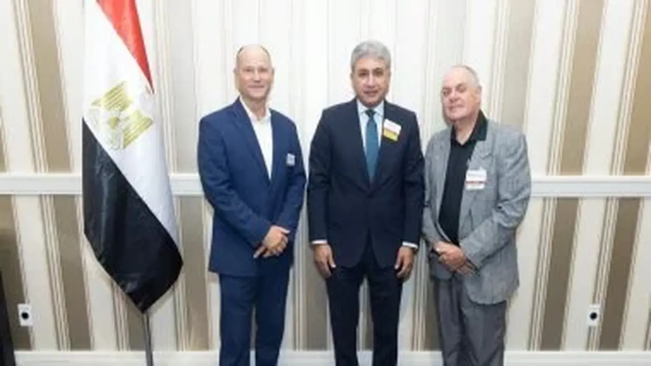 وزير السياحة والآثار يعزز التعاون مع منظمي الرحلات الأمريكيين لتنشيط السوق السياحي